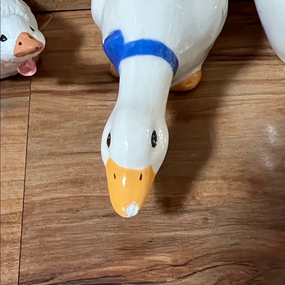 FINAL PRICE - Set of Ceramic Ducks with Bows - Picture 7 of 12